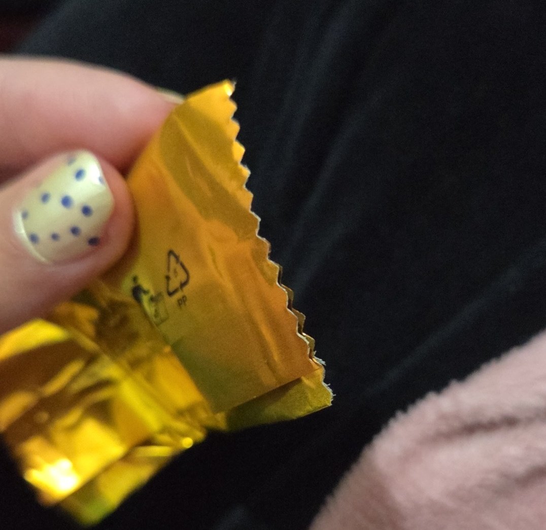 itxchibi's tweet photo. Hoje fui comprar uma caixa de bombom, escolhi logo a da @Lacta pq tem um dos meus favoritos, e adivinha? Logo o dito cujo me vêm com uma embalagem lacradinha mas sem nada dentro 🤡 Isso que é ter sorte viu, tá doido kkkk https://t.co/X9O9UXPl7f