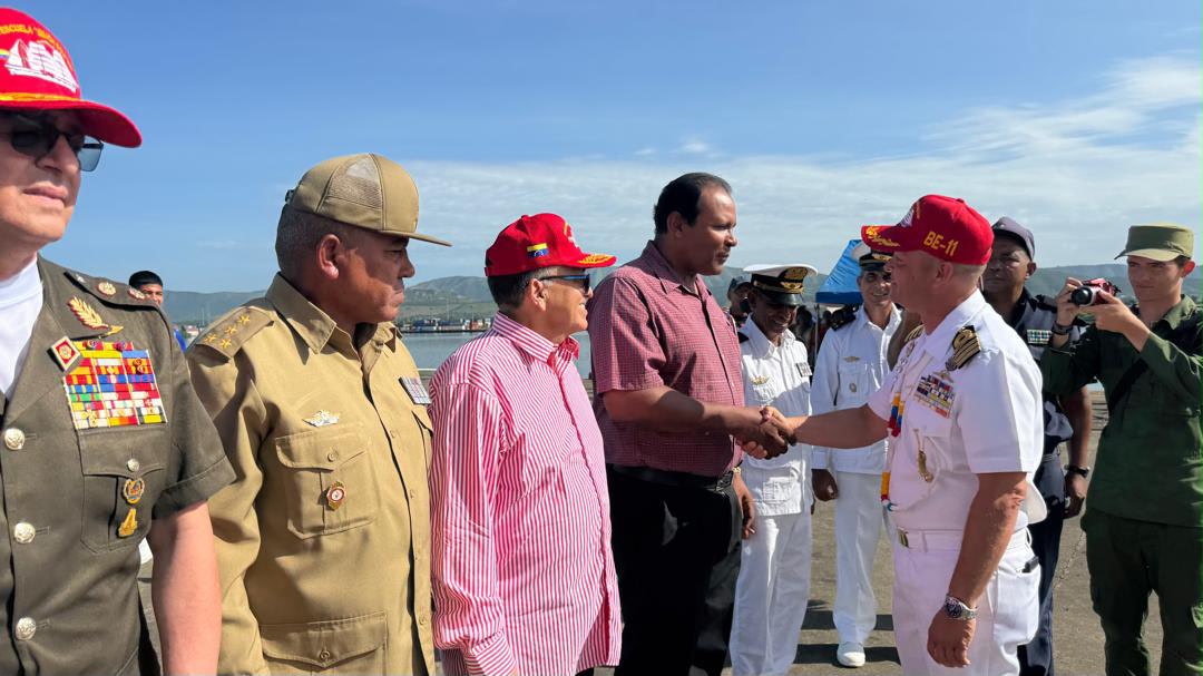 EmbaVECuba's tweet photo. 1/2 Al ritmo del tambor y la alegría del son cubano, autoridades civiles y militares de Santiago de Cuba y la Misión Diplomática venezolana, despiden al Buque Escuela Simón Bolívar, que continúa su recorrido por el Caribe con la consigna “Mares de Unión por el Sueño de Bolívar”. https://t.co/B1kHwiaXm1