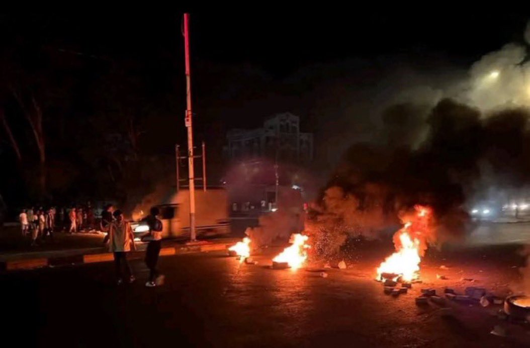 ainemey's tweet photo. When a government sends tanks after unarmed protesters demanding basic rights, it stops being a government of the people and becomes a regime over the people. They’ve revealed their true nature they’re not protecting order, they’re protecting themselves.
#عدن #حضرموت #الجنوب https://t.co/7FzQxEIwGf
