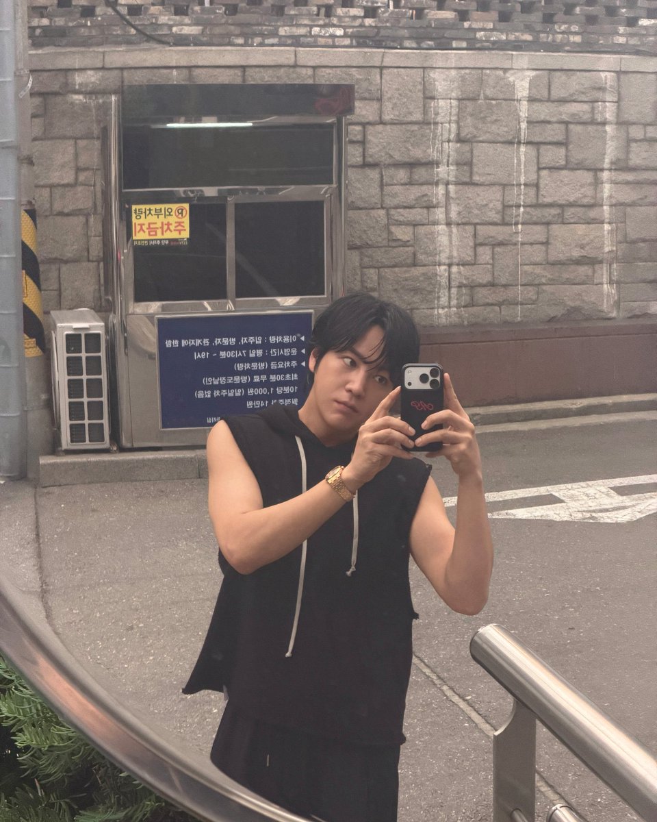 gunsogioppa's tweet photo. @muneko123 @charmy0916 @uuuppi @AsiaPrince_JKS おはよろ〜😊
霧雨の朝。涼しいかな。

イケメンの写真たくさんアップしてくれたね🥰💖

グンちゃんの好きな紫陽花をイメージしてネイルチェンジしてきました💚💜 https://t.co/NGTxExSW1a