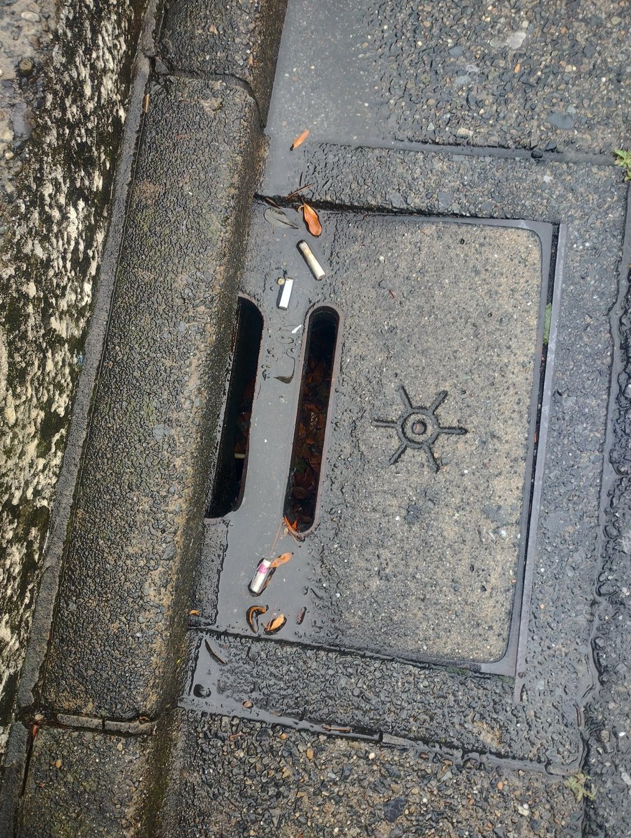 gingaastar's tweet photo. 雨の中の一日一善
イスが有るとタバコの吸い殻がある
毎度の光景です
#ゴミ拾い
#江戸川区
#吸殻 https://t.co/X6urRDq0Nk