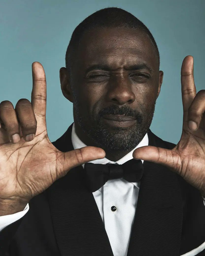 macacaslight's tweet photo. 007 NEGÃO? SÓ SE FOR NO CONGO 

Idris Elba só seria um 007 mediano se todos os outros agentes secretos do mundo fossem congoleses, se todos os incidentes internacionais se resumissem ao Congo e às suas florestas pontilhadas de macacos e cipós. 

O motivo é mais óbvio do que parece: a característica mais marcante de um agente secreto é passar incólume pela multidão. Um 007 negão subverte a categoria disfarce e substitui a discrição profissional por uma entrada espalhafatosa, cotas raciais e dívida histórica. 

Eu sei que o mundo está ávido por vilões negros usando black power, ternos Armani e desodorante vencido com cheiro de goiaba verde, mas vilões não são idiotas e cagam e andam pra pauta negroide. O odor forte seria outro elemento surpresa, e negros tem muito mais feromônio que os brancos e amarelos.

Vilões tirariam sarro da cara do James Bond com piadas racistas explosivas que até hoje divertem os russos —acompanhando vodka Stolichnaya, é claro! 

O resultado óbvio é que esse artifício iria desorientar psicologicamente um agente secreto negro e ele passaria o resto da vida fazendo terapia cognitiva. Coisa ridícula pra um agente durão e invencível.

Sem contar que, além de ser infinitamente mais bonito e com o velho charme britânico-escocês, Sean Connery será sempre o verdadeiro 007. Fato.