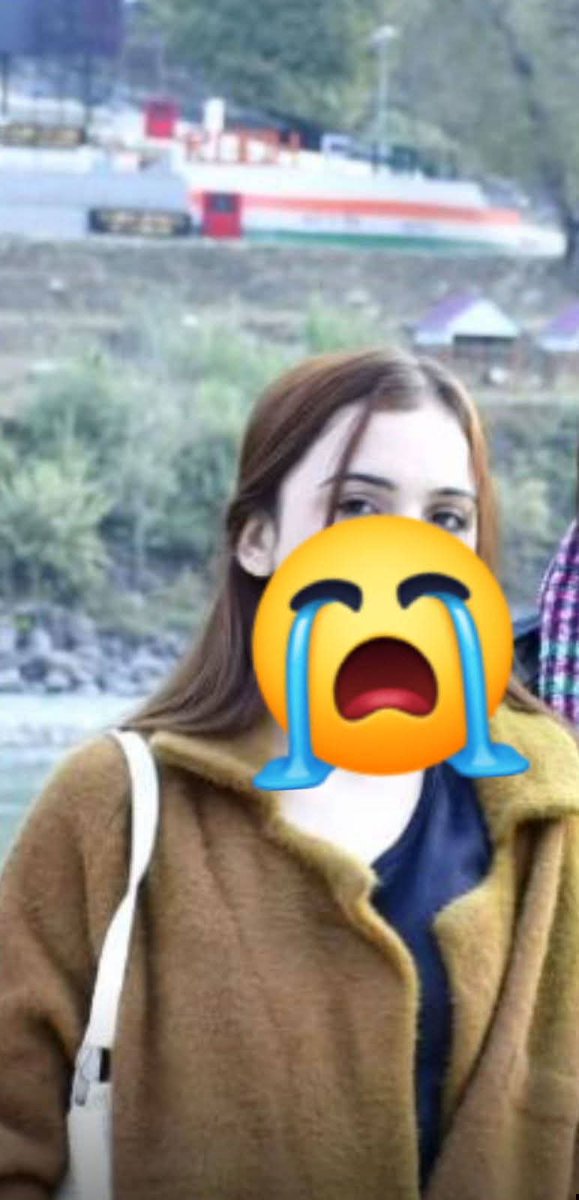 mango_peepel's tweet photo. جھنگ میں 17 سالہ طالبہ ایشال فاطمہ کے المناک انتقال کی خبر نے ہر حساس دل کو رنجیدہ کر دیا ہے۔
اطلاعات کے مطابق تھانہ سیٹلائٹ ٹاؤن کی حدود میں مبینہ اغوا اور زیادتی کے واقعے کے بعد طالبہ کو تشویشناک حالت میں علی احمد ہسپتال اور بعد میں ڈی ایچ کیو منتقل کیا گیا، جہاں وہ دورانِ علاج جانبر نہ ہو سکیں۔
واقعے کی سی سی ٹی وی فوٹیج بھی سامنے آئی ہے جس میں مبینہ طور پر کچھ افراد طالبہ کو ہسپتال چھوڑ کر جاتے دکھائی دیتے ہیں۔ پولیس نے مقدمہ درج کر کے تحقیقات کا آغاز کر دیا ہے۔
https://t.co/7gslmQOjl1