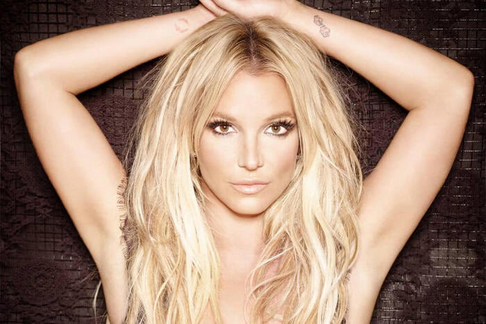 plusmusicx's tweet photo. Kesha aclama Britney Spears e fala sobre a pressão que ela e artistas femininas sofrem:

“Eu amo a Britney. Uma das maiores experiências da minha vida foi escrever uma música para ela e colaborar com ela. Quando penso na experiência dela com a mídia e na minha experiência com a mídia, percebo como existe essa experiência feminina no mundo em que parece impossível agradar.

Se você é muito magra, há críticas. Se é muito gorda, há críticas. Se é sexy demais, não está certo. Se não é sexy o suficiente, também não. Se é jovem demais ou velha demais, nunca está tudo bem.”