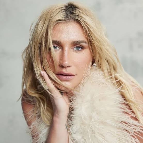 plusmusicx's tweet photo. Kesha aclama Britney Spears e fala sobre a pressão que ela e artistas femininas sofrem:

“Eu amo a Britney. Uma das maiores experiências da minha vida foi escrever uma música para ela e colaborar com ela. Quando penso na experiência dela com a mídia e na minha experiência com a mídia, percebo como existe essa experiência feminina no mundo em que parece impossível agradar.

Se você é muito magra, há críticas. Se é muito gorda, há críticas. Se é sexy demais, não está certo. Se não é sexy o suficiente, também não. Se é jovem demais ou velha demais, nunca está tudo bem.”