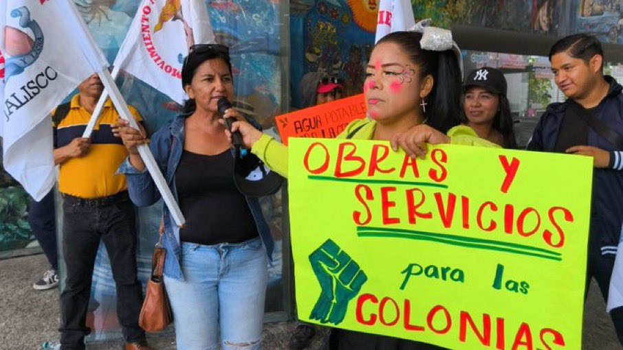 AntorchaEnGto's tweet photo. Es inaceptable que el @GobiernoJalisco no resuelva las necesidades primordiales de sus habitantes 
#JalisciensesExigenSolución https://t.co/bXJixHGI8P