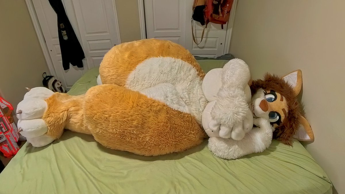 ConnieTheFox's tweet photo. Me and who?
#furryfandom #MILF https://t.co/aWw125xTDc