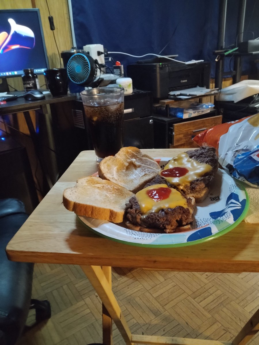 coffeeman1963's tweet photo. Dinner is ready 😁 
Couple of cheese burgers and some chips tonight 😋😋 https://t.co/hTqw47XHuU