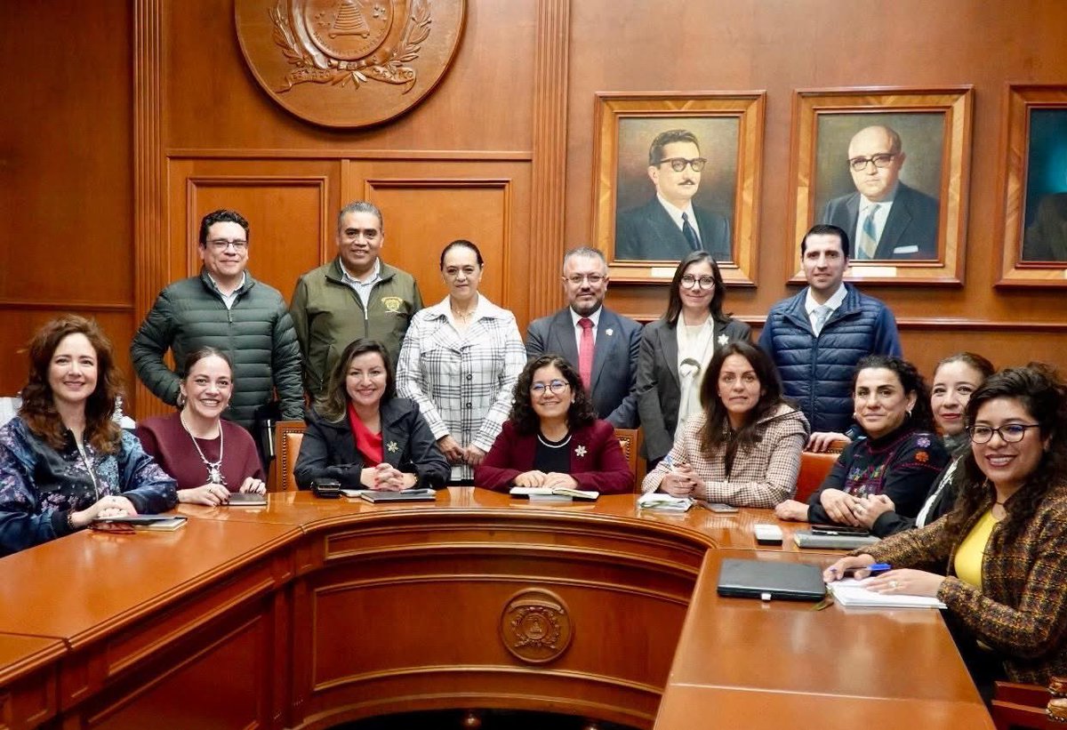 PatyzarzaUaemex's tweet photo. La #TransformaciónUniversitaria se construye todos los días con diálogo, coordinación y trabajo en equipo.

Iniciamos la semana con sesión de gabinete para compartir avances, definir estrategias y fortalecer nuestro compromiso con una Universidad más cercana, eficiente y comprometida con su comunidad.

Estoy convencida de que los grandes retos se enfrentan de manera colectiva. Sigamos trabajando con responsabilidad, visión y unidad para impulsar la transformación de nuestra querida UAEMéx.