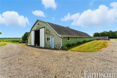 FarmsSwine's tweet photo. 205-acre agribusiness could be yours in Brant, Ontario ⬇️ 

https://t.co/5pRb8FRcLO 

175 workable acres, sandy/sandy loam soil, suitable for grains, edible beans, tobacco, melons, cabbage and ginseng, irrigation pond with 2 hookup points, insulated heated shop, greenhouse with water and natural gas furnace, and much more! 

#FarmRealEstate