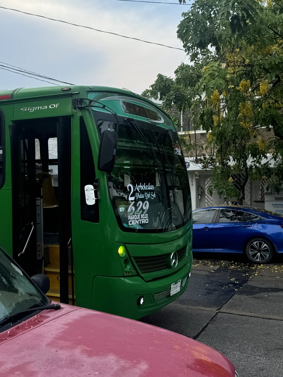 GGzpnk's tweet photo. OTRO: Camión 629, se desvían y se meten TODAS HORAS en calles que no son de la ruta, ocasionando peligro. Camión desviándose en Hidalgo entre Isabel la católica y Napoleón a las 5:30 pm. Placas 727981G @TransporteJal @GdlMovilidad @SecDiegoMonraz @vallartanortesl @MonrazDiego https://t.co/SpJYZQ5VK7