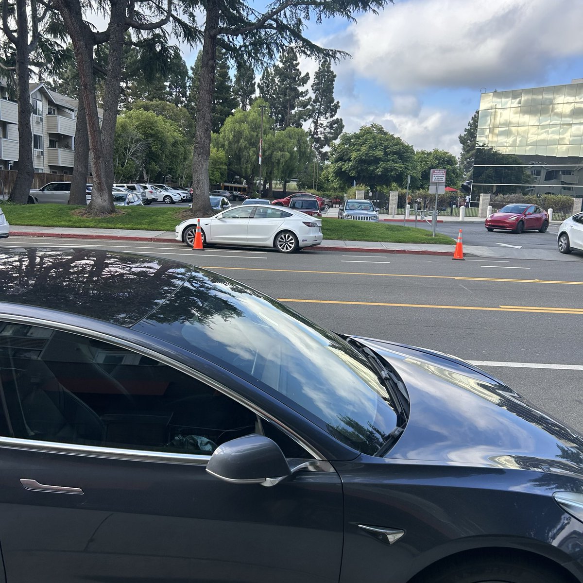 DriverFails408's tweet photo. Parked in a red zone, behind the cones. Major fail. #idiotdrivers #bayarea #sajosebaddrivers https://t.co/ztHDIRADpB