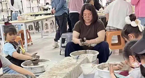 kenitoloveday's tweet photo. [Just had my first virtual pottery class—shaping clay (and making a tiny lopsided mug) from my couch Total low-stakes, cozy new vibe! ]， https://t.co/fbcnu9hG1e