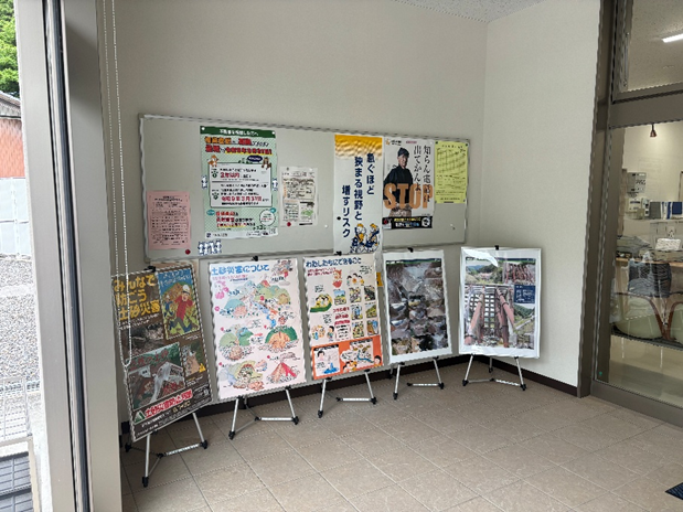 mlit_etsumisabo's tweet photo. 「 #土砂災害防止月間 」となる６月は #本巣市 と #揖斐川町 の庁舎で #砂防堰堤 の紹介などのパネルを展示しています。6/12までは本巣市役所の本庁舎と揖斐川町役場の久瀬振興事務所で展示していますので、ぜひご覧ください。
#越美砂防 #ダイナミックSABO #パネルリレー https://t.co/Rsm5RwtcF7