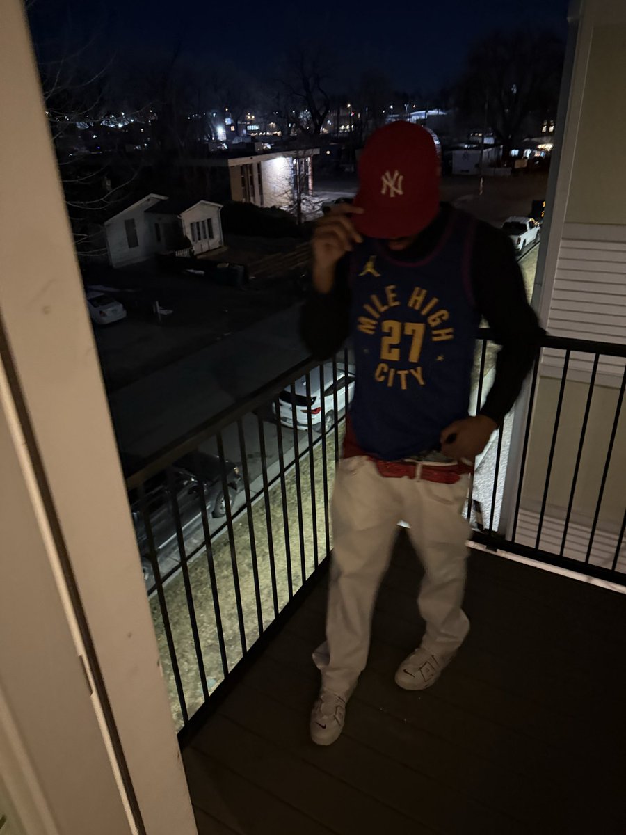 dlurry8's tweet photo. I been sleeping w yah gf😏🥵 https://t.co/iMhzMyemut