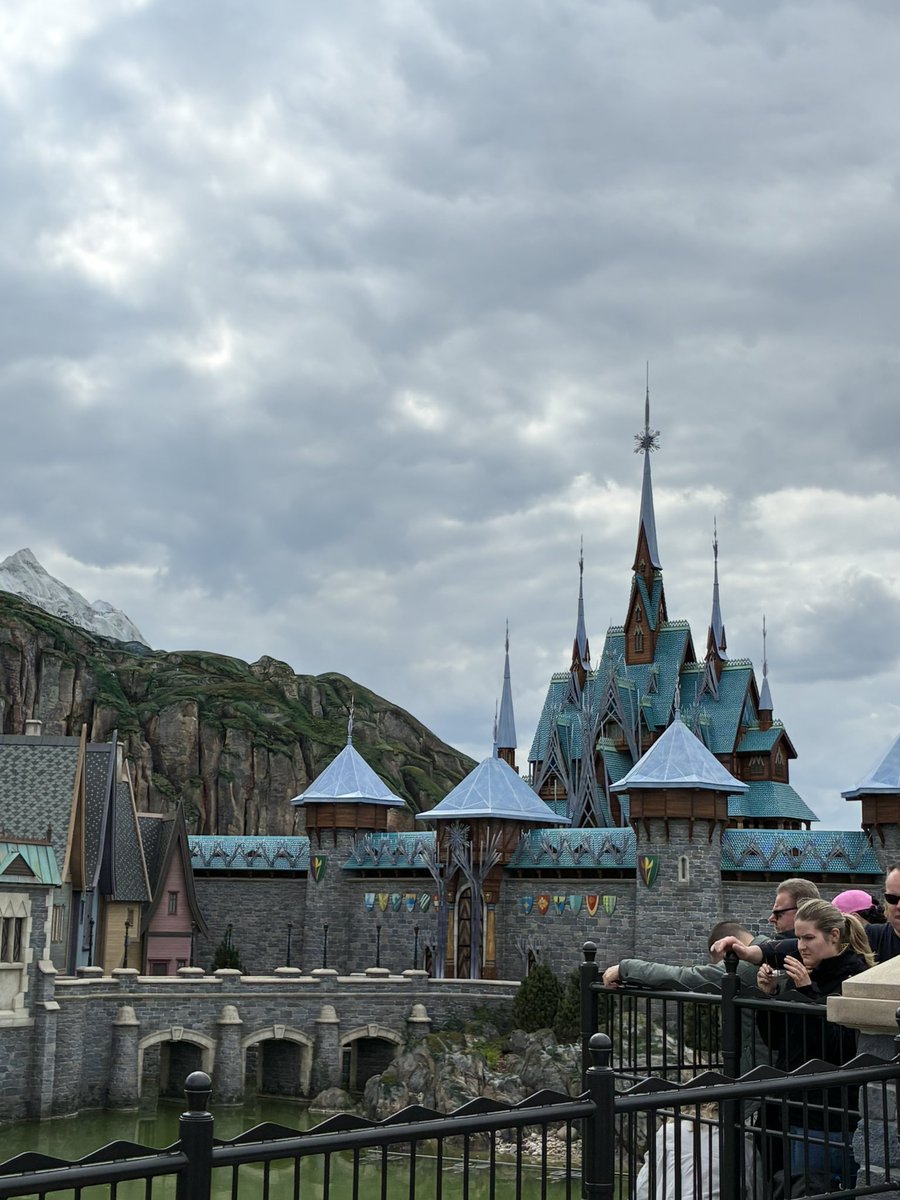 kaigaidisney's tweet photo. お金がかかる世界のディズニー🏰

ランク外（日本人にとっては安い）
東京

🥉10万円前後
香港
上海

🥈30万
アメリカ
アナハイム、WDW

🥇50万↓ https://t.co/WGSa3IXxXg