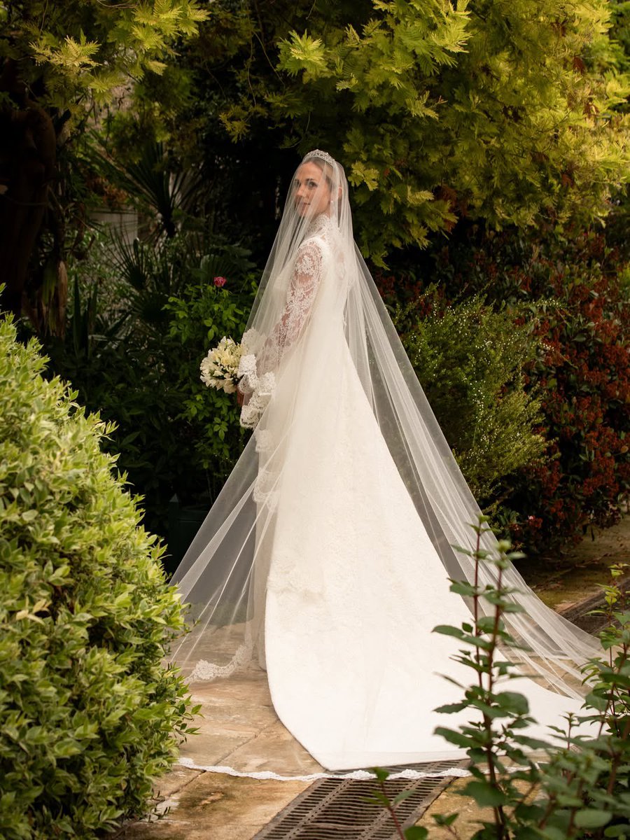 sarahdiaryz's tweet photo. The new official wedding portrait of Harriet Phillips 👰🏻‍♀️

📸 Emilia Wickstead https://t.co/YJzTiK8Mdj