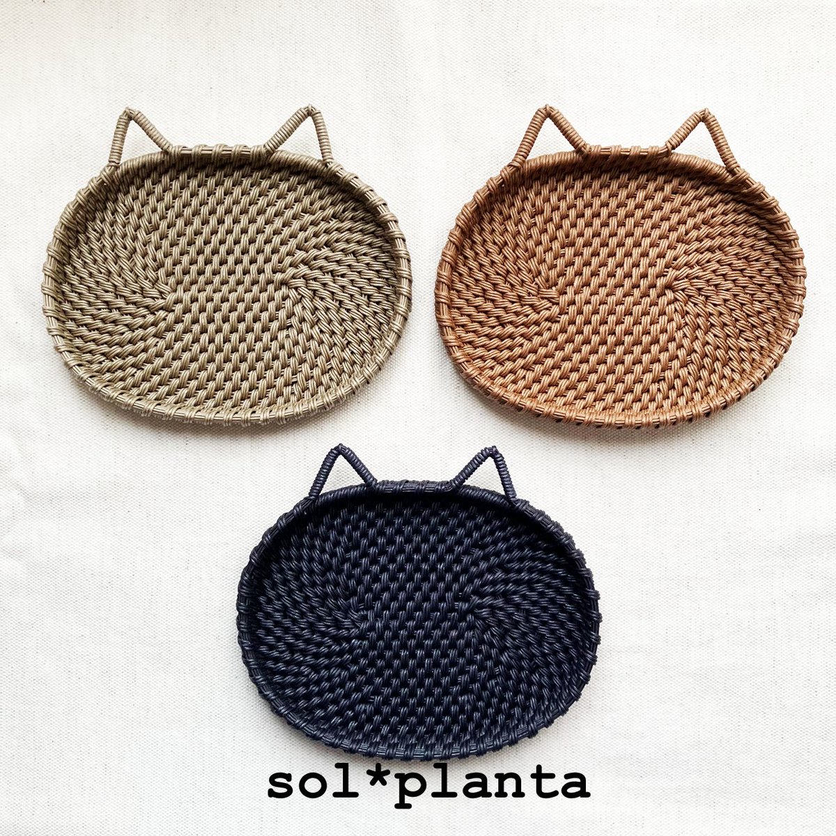 sol_planta's tweet photo. 猫食同源(壱)に出展しまーす！
その5
コイリング編みニャーコトレー
今回から、若干形が変わりました♪

是非、お立ち寄りくださ～い♪  
猫食同源(壱) 6/13日(土)　11:00-16:00
甲府駅北口ペデストリアンデッキ＆よっちゃばれ広場

#猫食同源
#猫食同源壱
#クラフトバンド
#コイリング編み https://t.co/LYx8Ca7lsl