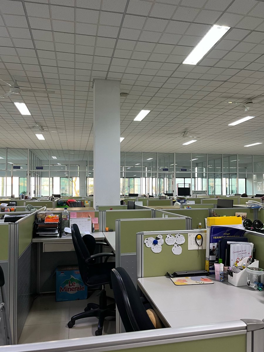 MsPiazon's tweet photo. Hari ini di kantor aku banyak yang cuti karena mau pada war tiket konser bts

Terpantau 6:40 kantor masi sepi 😅

Kalian pengen nonton bts ga?? https://t.co/MCic5Ganmz