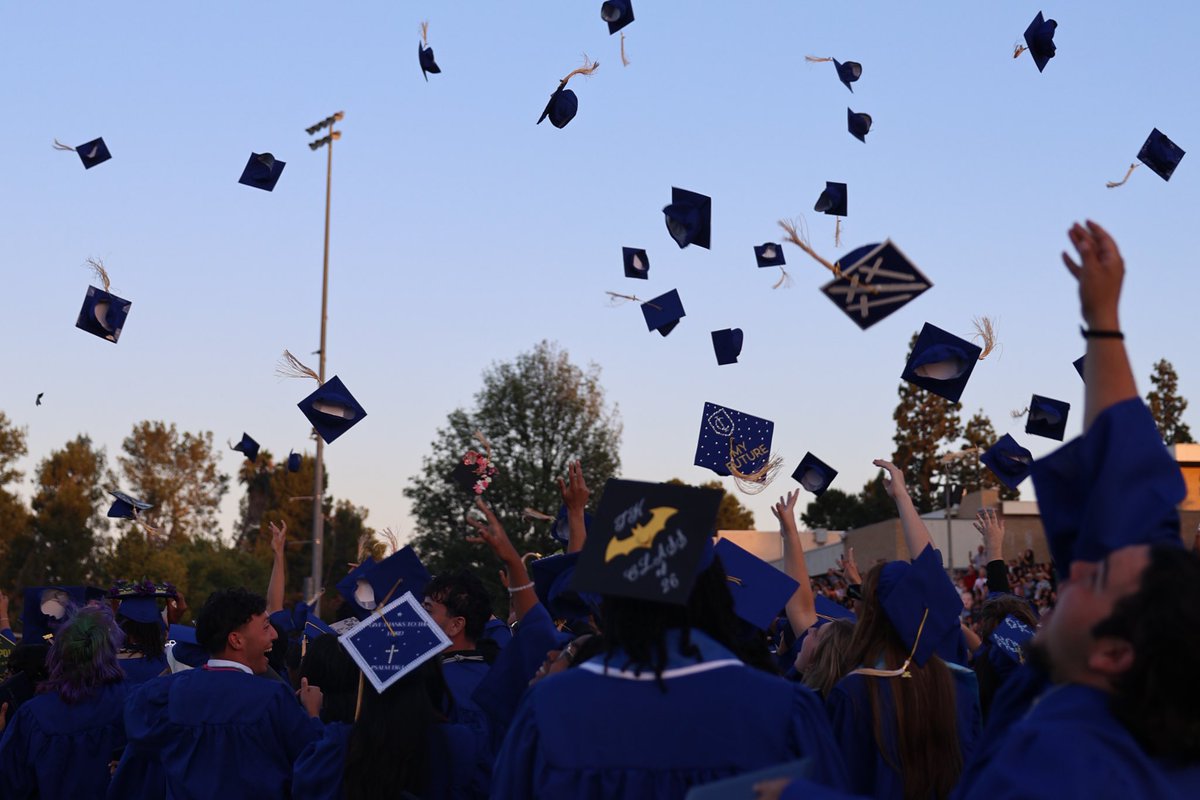 ECRCHS's tweet photo. Friday wasn’t just a ceremony — it was a goodbye to one chapter and the beginning of another.

They arrived as freshmen with hopes and questions.
On Friday, they walked the stage as leaders, scholars, artists, athletes, and dreamers ready for the world. Over 800 Royals became ECR Alumni, carrying with them the pride, strength, and spirit that define ECR.

800+ graduates. One family. One legacy.
Congratulations to the Class of 2026. Your story is just beginning. 🎉

Welcome to the ECR Alumni Family. Once a Royal, Always a Royal! 🐻🎓

#WeAreECR #GoRoyals #Classof2026 #Graduation #Alumni