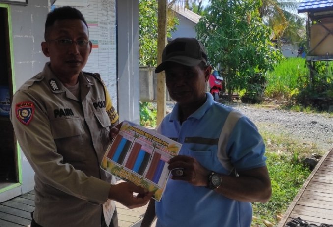 polresbjb's tweet photo. Bhabinkamtibmas Wilayah Beruntung Baru laksanakan sosialisasi tabel rafaksi harga jagung serta program KUR Himbara sbagai dukungan permodalan kepada petani di desa binaan wilayah Kec Beruntung Baru,Selasa (09/6).
.
#swasembadapangan
#ketahananpangan
#poldakalsel
#polresbanjarbaru https://t.co/NDN3q4pK4m