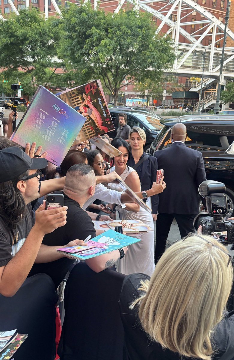 KatyPerryTours's tweet photo. SHE IS HERE!!!!! https://t.co/lL32hX4v31