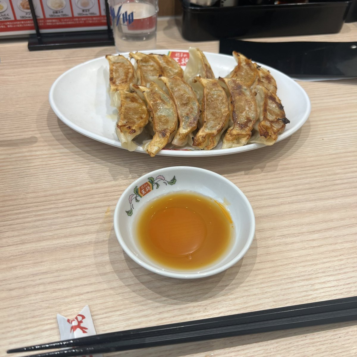 Kaz_HaraCho's tweet photo. 王将で久しぶりに個人的には爆食い💥
6月有効の餃子1人前無料クーポンを使えたので2000円オーバーは回避😆
やはり長年の王将を利用してきたが物価高を感じるなぁ・・
ご馳走様でした😋 https://t.co/Guxc7mqZ6X