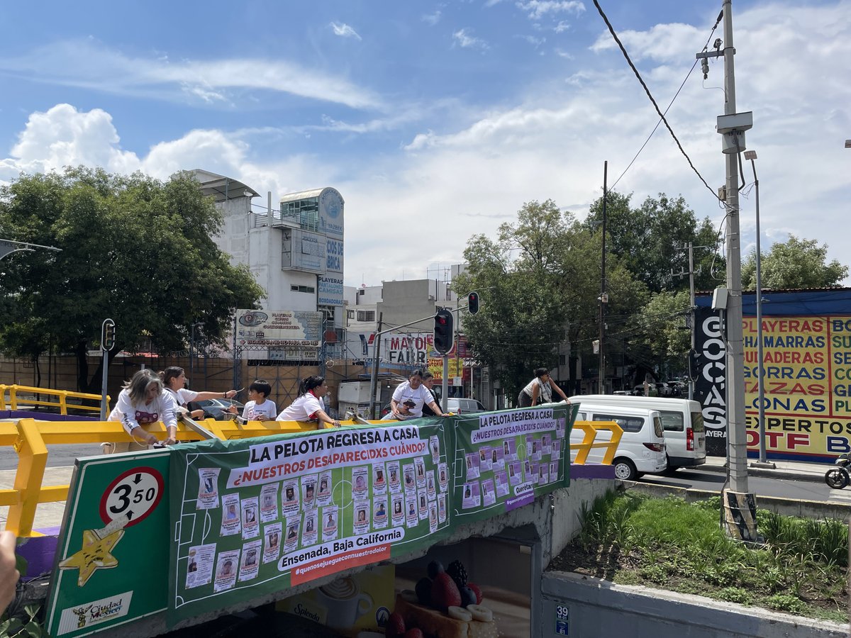 TequioDigital's tweet photo. Mientras el Estado disfraza la ciudad con candelabros, hay familias que no dejan de buscar.
Hoy, madres y familias buscadoras intervinieron pacíficamente algunos puentes de Viaducto para colgar lonas, nombres y rostros que se niegan al olvido https://t.co/W78HDwjbkq