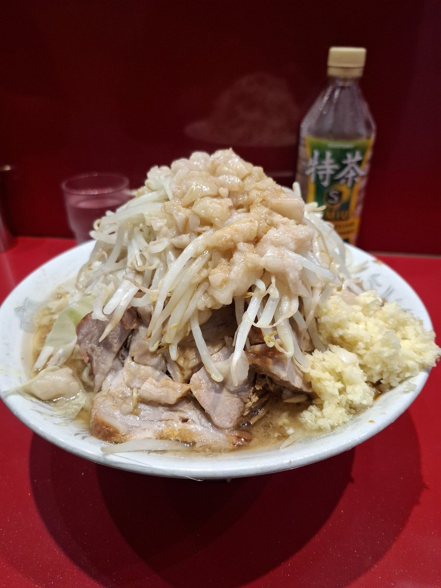 triumph_tami's tweet photo. ラーメン二郎西台駅前店　大ラーメン　たまご

めちゃくちゃ( ﾟДﾟ)ｳﾏｰ‼️
麺最高😃⤴️⤴️
豚最高😃⤴️⤴️
スープめちゃウマでした‼️
今日も食べれて幸せですm(__)m https://t.co/TJAKki7hRR