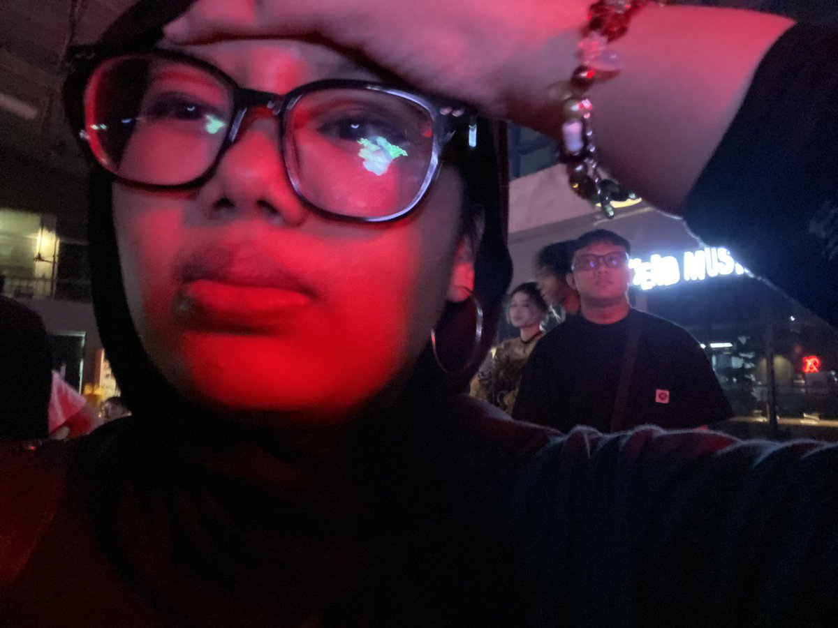 wavetoniel's tweet photo. selesai nonton fleurojmk48 dan sunlotus #shoegajelaz bekasuy (kuping gue budeg) https://t.co/2rCp705Jca