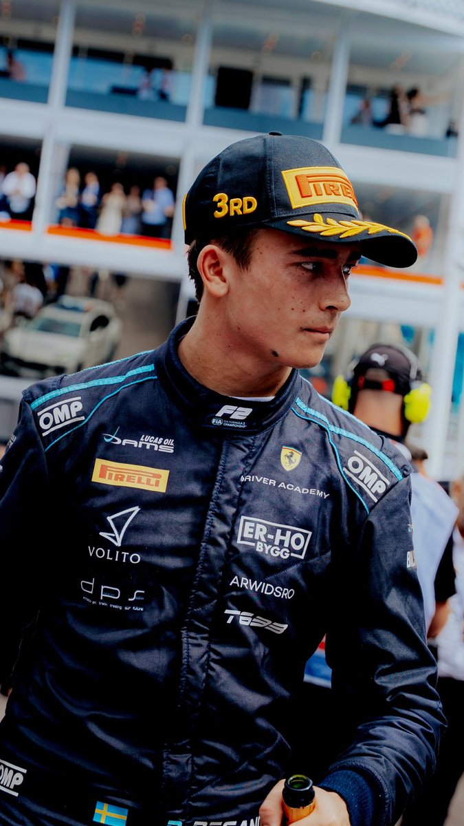MIDDEMIDOGG's tweet photo. i forgot today was #f1twtselfieday hi guys what’s up https://t.co/GrlDiRIIzY