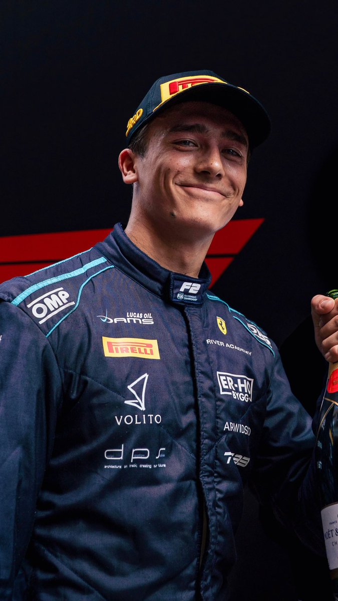 MIDDEMIDOGG's tweet photo. i forgot today was #f1twtselfieday hi guys what’s up https://t.co/GrlDiRIIzY