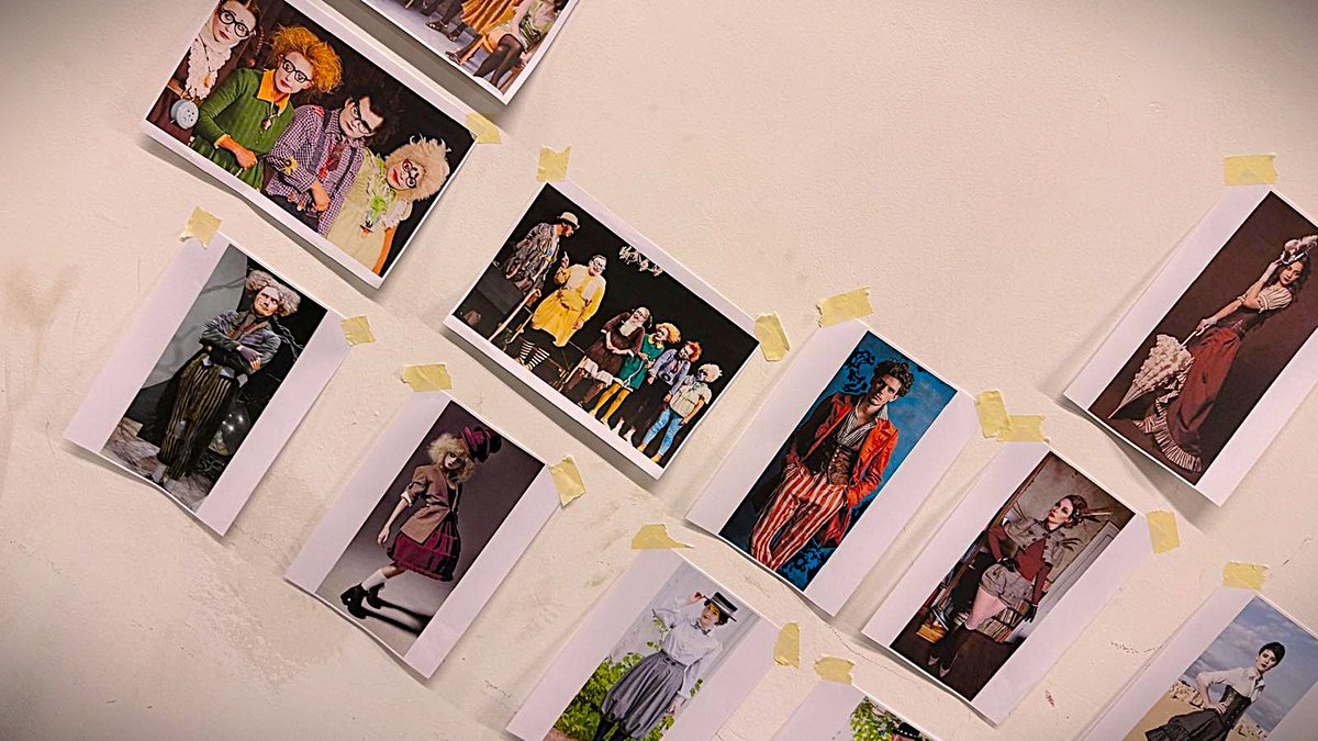RSommerspiele's tweet photo. Es geht los! 🎭✨

Konzeptionsprobe und erste Leseprobe zu Nestroys „Der Zerrissene“ haben in Bozen begonnen – und sagen wir so: Da hat sich ein wunderbar verrückter Haufen gefunden.

Mit viel Spiellust, ersten Ideen, großen Lachern und noch größerer Vorfreude starten wir los! https://t.co/7TBo0Iab7R