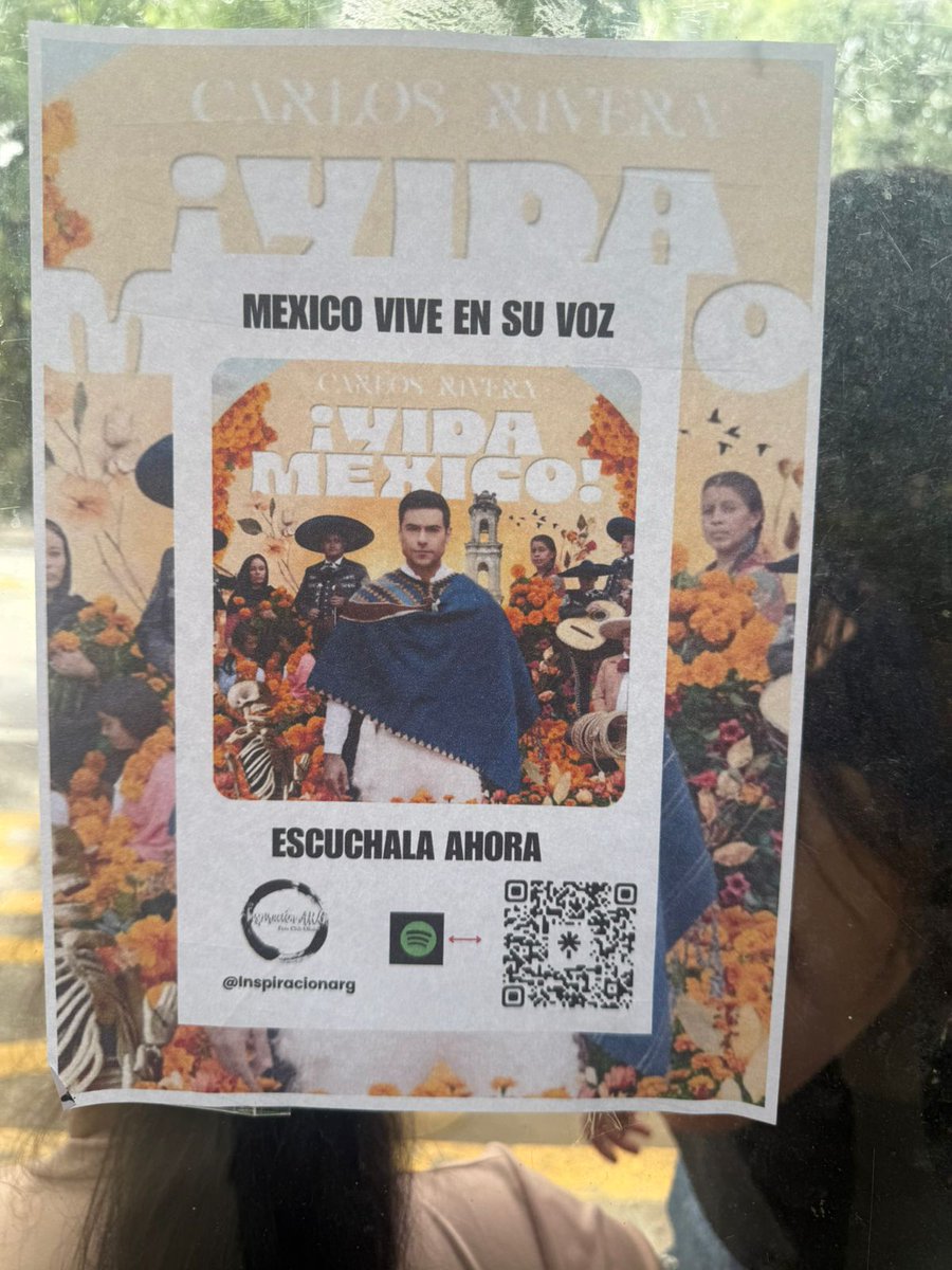 PinelliVicky's tweet photo. @_CarlosRivera Argentina 🇦🇷  te espera con ansias , seguimos con las dinámicas #VidaMexico por las calles de buenos aires , repartiendo cartelería con QR y regalando vida compartiendo raíces ,cultura y música así como nos regalas en este nuevo álbum @InspiracionArg @RiveristasCR https://t.co/MraVzWlufo