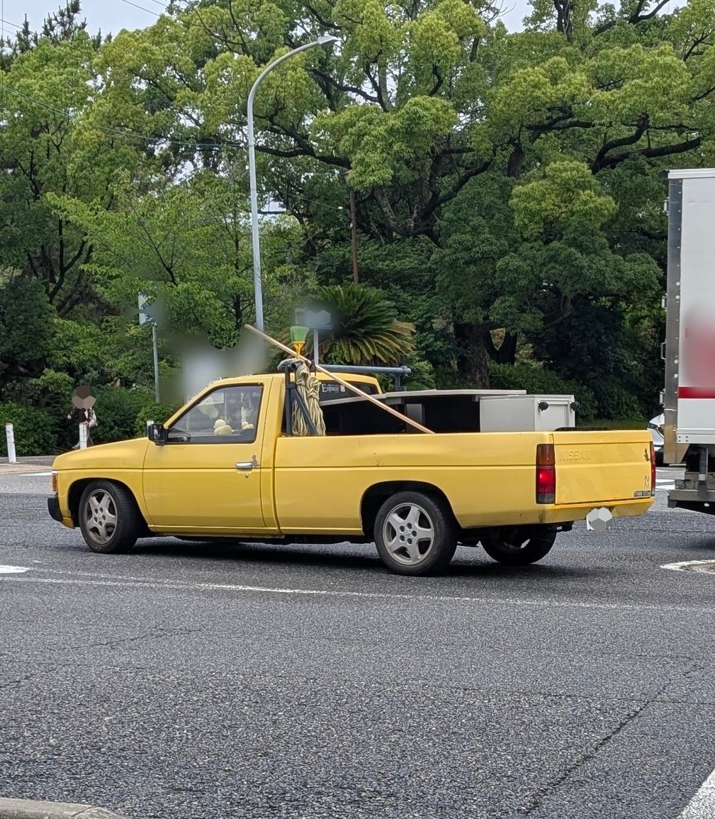 shukugawa_kogei's tweet photo. Be-1ぽい黄色とR33とかの純正ぽいホイール. 緑のホウキ..
こんな30年モノをシゴトでしばき倒すのくっそかっこええ https://t.co/LLymFaila2