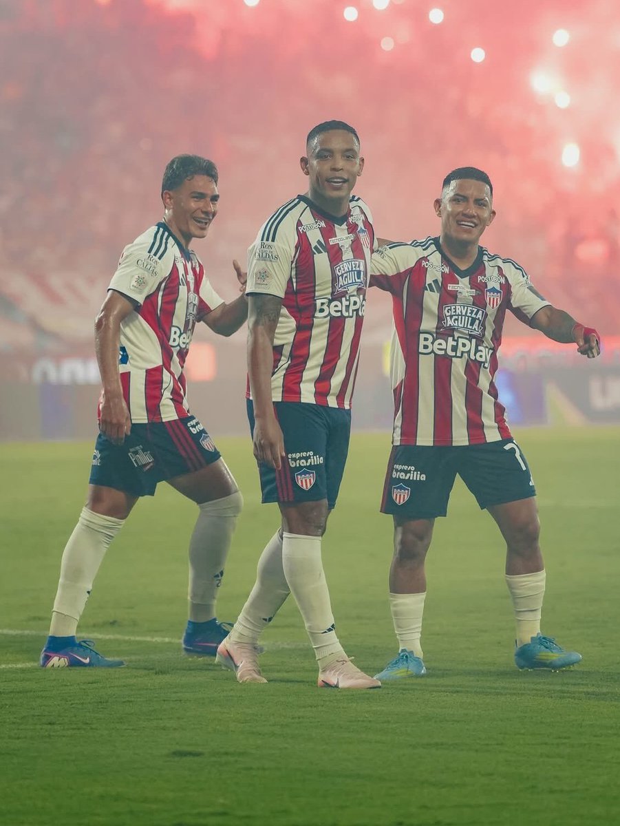SanMarinoTeam's tweet photo. 🤯🇨🇴 JUNIOR DE BARRANQUILLA ES BICAMPEÓN EN LA LIGA DE COLOMBIA.

Le ganó a Atlético Nacional por 3-1 en el global y repitió el título conseguido en el último torneo. 🏆

Es la estrella número 12 en su historia. ⭐

Felicidades a todos los hinchas del Tiburón por este título. 👊 https://t.co/nqotFiRoxG