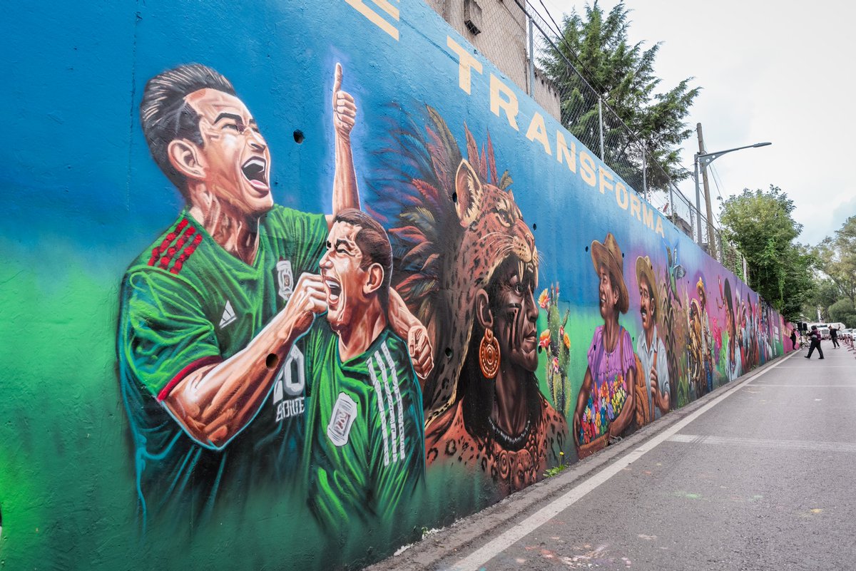 Gabyosoriohdz's tweet photo. INAUGURAMOS EL MURAL MONUMENTAL DE LOS PUEBLOS. ⚽❤️
Inauguramos en San Pedro Mártir el mural más grande de nuestra alcaldía, una obra que refleja la riqueza cultural, histórica y la identidad de los pueblos de Tlalpan. 

Gracias al talento del artista Nuder junto a creadoras y creadores tlalpenses, transformamos más de 800 metros de espacio público en un símbolo de orgullo, comunidad y pertenencia. 🫶🏼

#TlalpanMundialista #NuestraCasaSeTransforma #Tlalpan #24Siete