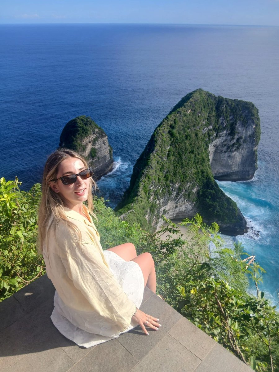 CelineAR24's tweet photo. GOOD MORNING MOOTS..  
Nusa Penida selalu sukses bikin tamu internasional melongo. 
Jalur tebingnya yang ekstrem tapi indah dan bikin takjub, begitu liat laut biru kristal begini, langsung lupa jalan pulang ✨

​#ExploreBali #KelingkingBeach #DiamondBeach https://t.co/gcbxNTL4BE