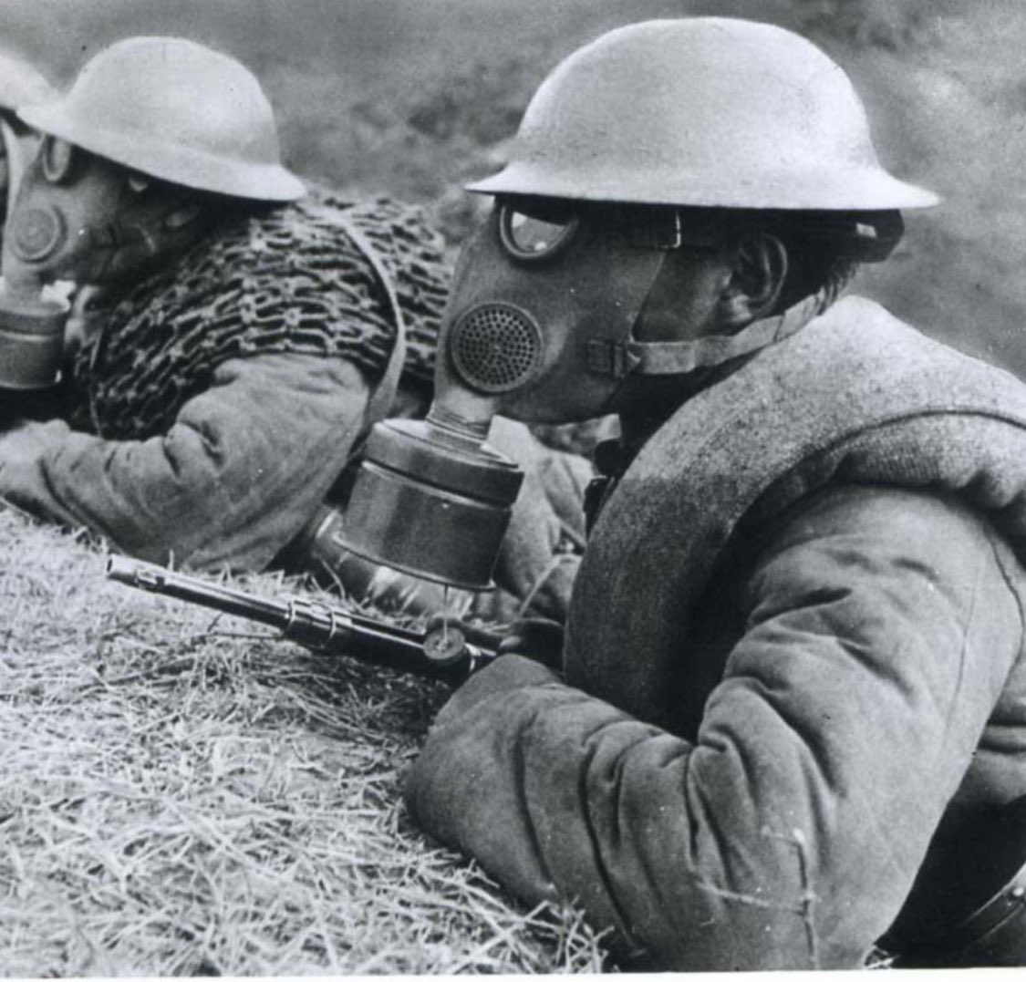 Mistel1944's tweet photo. 之前在文革口述史采访中偶遇过国民党军老兵，因参加造反派，清队时被扔去劳改。此公其时90多岁，很多都已模糊不清，关于抗战仅能记得些片段，但意外提到了化武问题。
所部应该是用不起德国M30，仅配发国产防毒面具，被称为“猪拱嘴”；做工低劣，只有一边带通话孔、镜片模糊/歪斜，扣上之后近乎半瞎（ https://t.co/qPzDXat44F