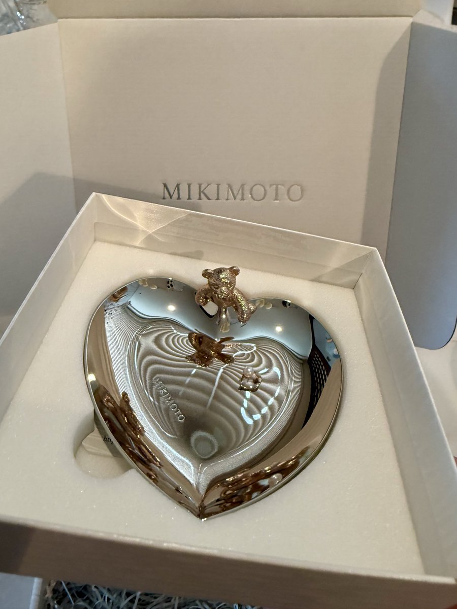 sa428's tweet photo. またひとつ大人の階段を上ってしまいました🤭
もう充分なんだけどな〜笑

娘たちから可愛いカードと可愛いプレゼント
アクセサリートレイ
ネーム刻印入りの口紅
ふたりとも寒い頃から考えてくれていたそう
ありがたく使わせていただくね🩷 https://t.co/G0LqVfjDva