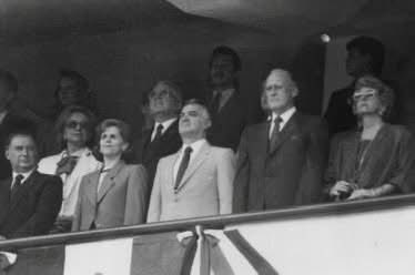 DavidPraDino's tweet photo. #SabiasQue
En la inauguración del Mundial de México 1986 el presidente Miguel de la Madrid fue abucheado por todo el estadio y a pesar de tan incomodo momento se mantuvo sereno y de pie frente a la enardecida multitud? https://t.co/TT09pWuR8l