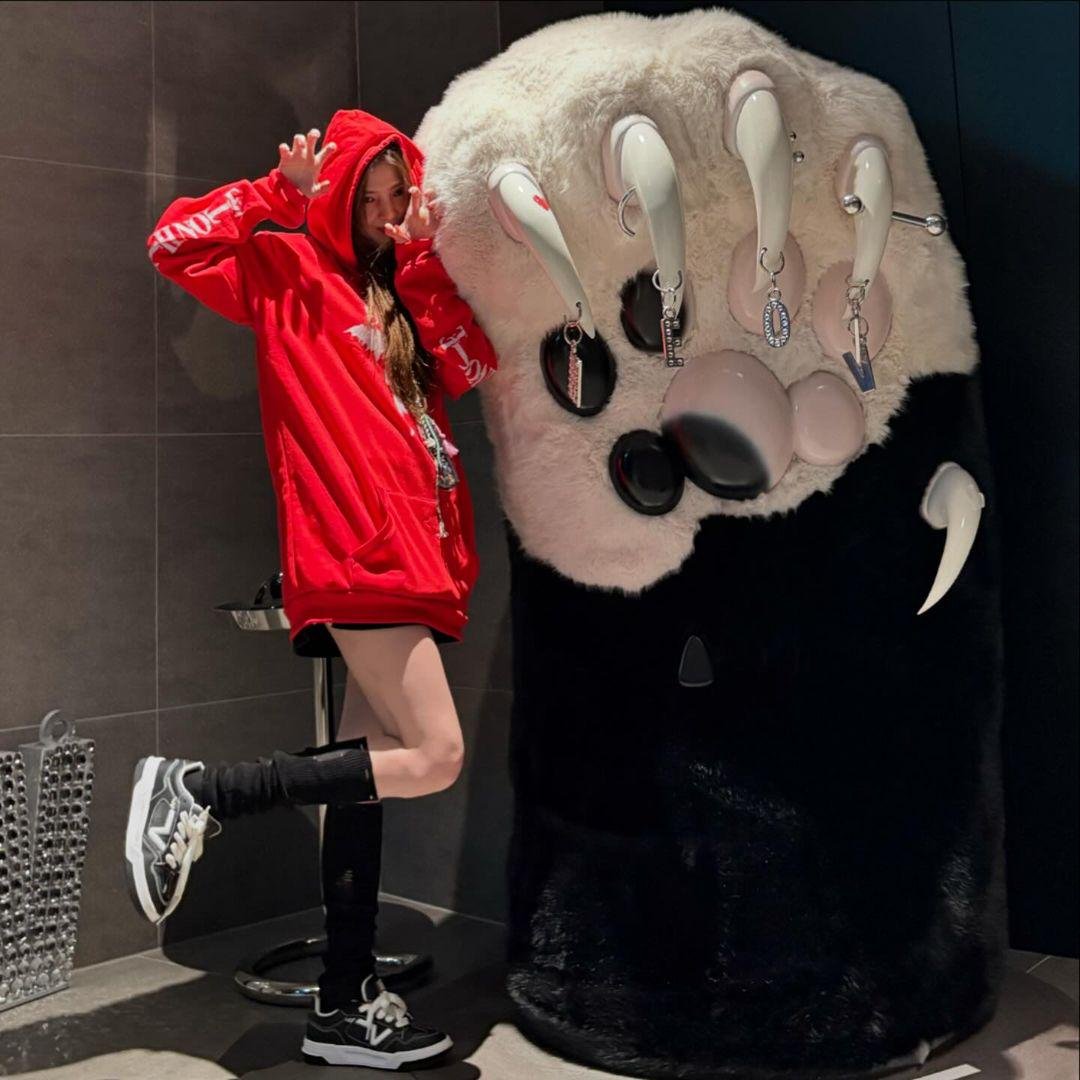 itsmeovv's tweet photo. Actress han sohee is a pawmpawm 
The way she always promote meovv oh mother https://t.co/nyIg76IGK4