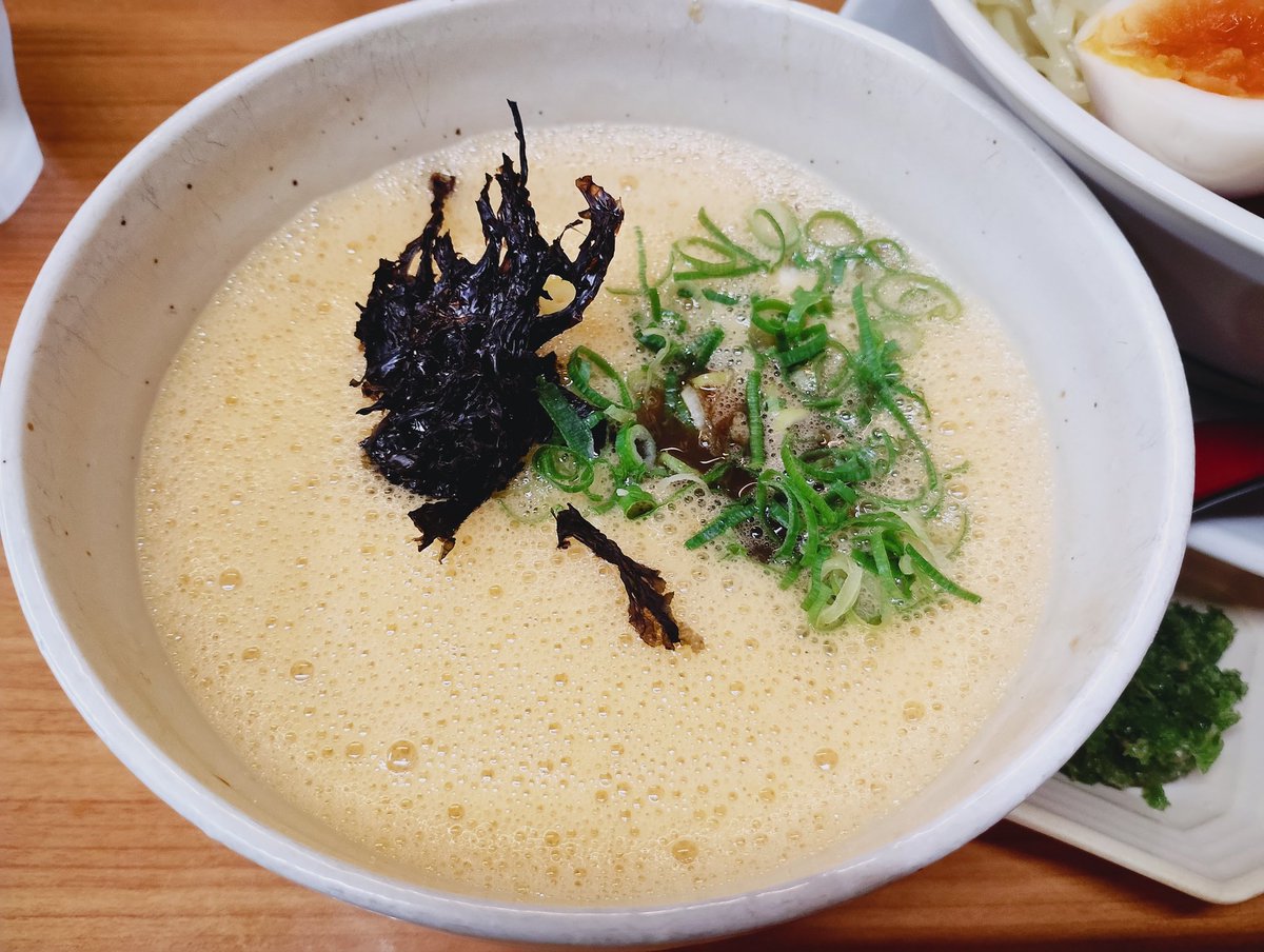 RGSTTS's tweet photo. 中華そば半ざわ　6/9(火)

“納豆つけそば”

本日の🥷限定
券売機見て思わずガッツポーズ💪

いや、もう堪んねぇw
醤油ベースのつけ汁に納豆
鉄板の組み合わせ

ノンストップで大盛麺が空っぽ
(店主曰く「飲みものです」)

最後にスープ割り(納豆汁？w)を頂き
豆粒一つ残すことなく完飲完食

最高！ https://t.co/dNma7MNIXq