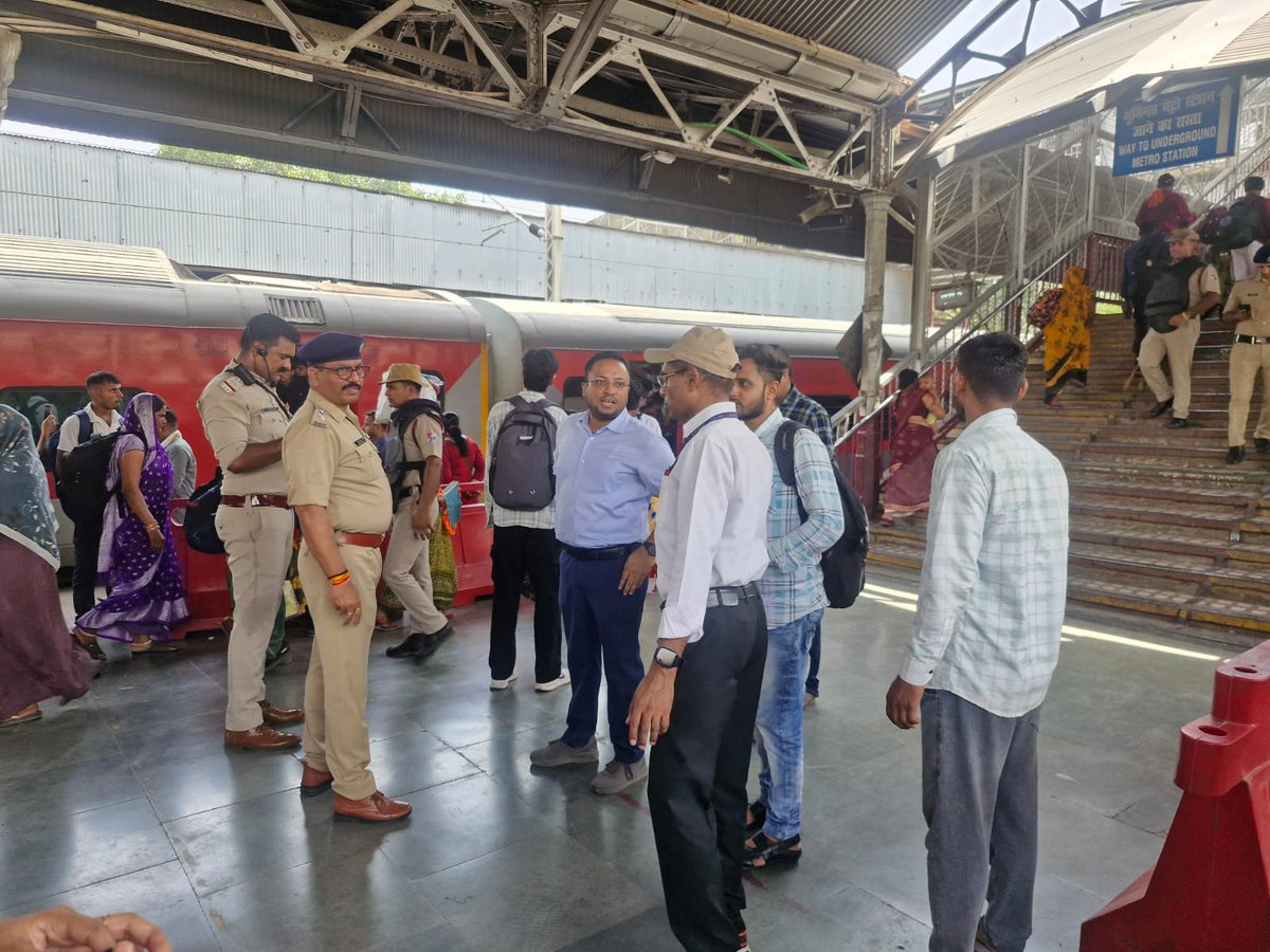 drmncrald's tweet photo. 👮‍♂️उत्तर प्रदेश पुलिस भर्ती परीक्षा के अभ्यर्थियों की सुविधा हेतु प्रयागराज मंडल द्वारा दिनांक 08.06.2026 परीक्षा विशेष ट्रेनों का संचालन किया गया. 

🚉कानपुर सेंट्रल-झाँसी एग्जाम स्पेशल ट्रेन
🚉कानपुर सेंट्रल-झाँसी एग्जाम स्पेशल ट्रेन
🚉कानपुर सेंट्रल-लखनऊ एग्जाम स्पेशल ट्रेन 
🚉 कानपुर सेंट्रल-लखनऊ एग्जाम स्पेशल ट्रेन
🚉 प्रयागराज जंक्शन - बांदा एग्जाम स्पेशल ट्रेन

इसके अलावा, गाड़ी संख्या 64212 कानपुर सेंट्रल-लखनऊ मेमू को 12:20 बजे से रिशिड्यूल कर 13:30 बजे चलाया गया । 

जिससे परीक्षार्थियों को मिला सुरक्षित, सुगम और समयबद्ध रेल सफर।
