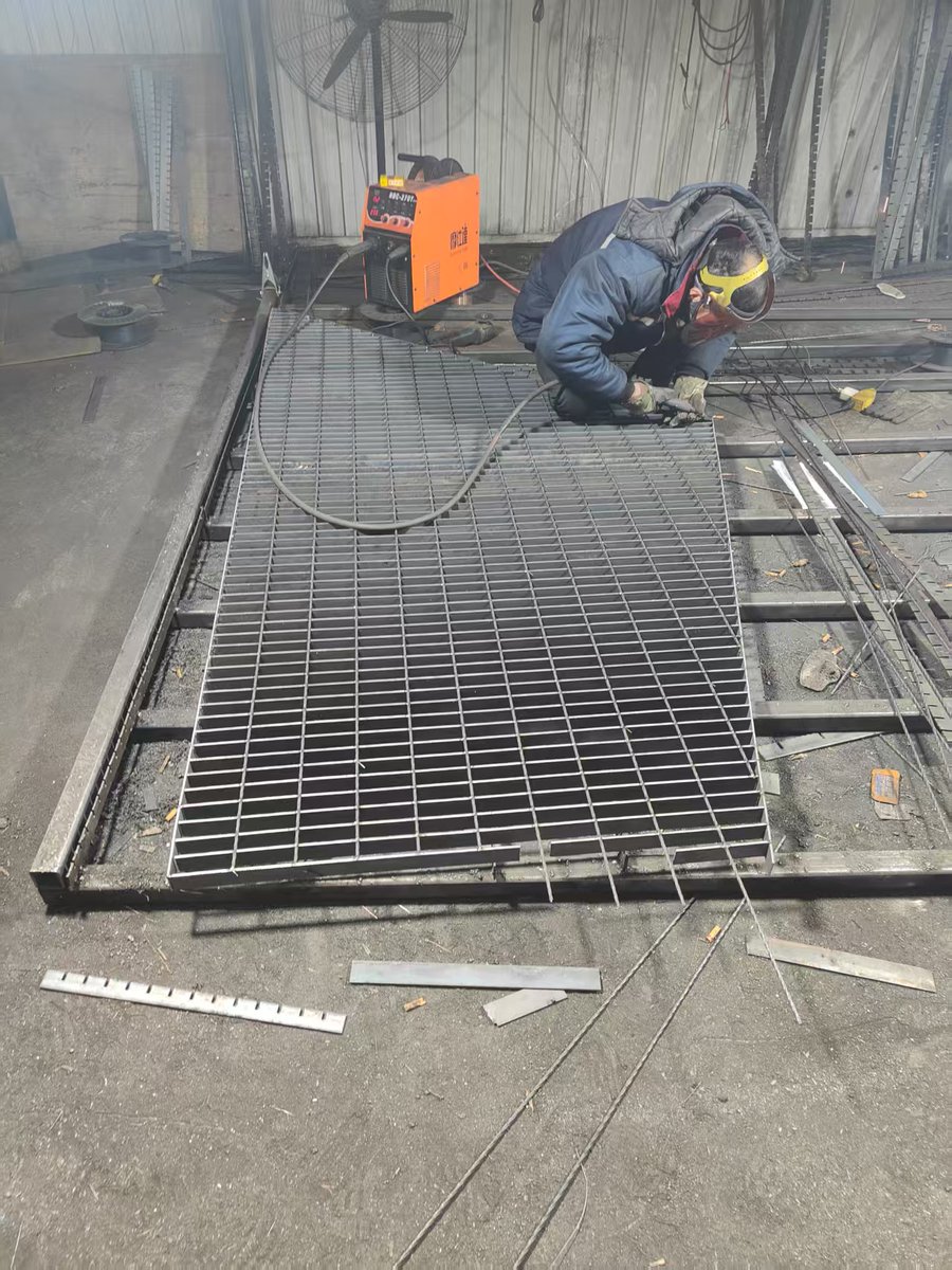 Zn1Jn's tweet photo. Heavy-duty Trench Covers &amp; Drainage Grates. Built to last, ready to ship! 🚢
#TrenchCovers #DrainageCovers #SteelGrating #IndustrialFlooring https://t.co/WE5RZOoMQy
