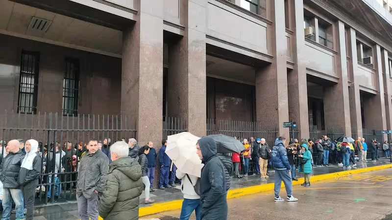 ejesdecom's tweet photo. Los temas del Panorama🌙

🔹El BCRA ya compró más de USD 500 millones en junio, pero evacuaron el Ministerio de Economía por amenazas de bomba. 
🔹Se dice de mí: Patricia Bullrich picanteó las redes con un video de Tita Merello tras las críticas por sus votos en el Senado. 
🔹Caso Agostina Vega: Detuvieron en Córdoba a la dueña del auto en el que habrían trasladado el cuerpo de la menor.

🔗 https://t.co/n2PjovO2kj