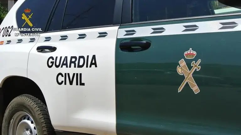 _IGC_'s tweet photo. Heridos dos guardias civiles en Tomelloso al ser atacados por un perro de raza peligrosa azuzado por su dueño https://t.co/hGxwJ3ZlpU https://t.co/03Lik3H5p3