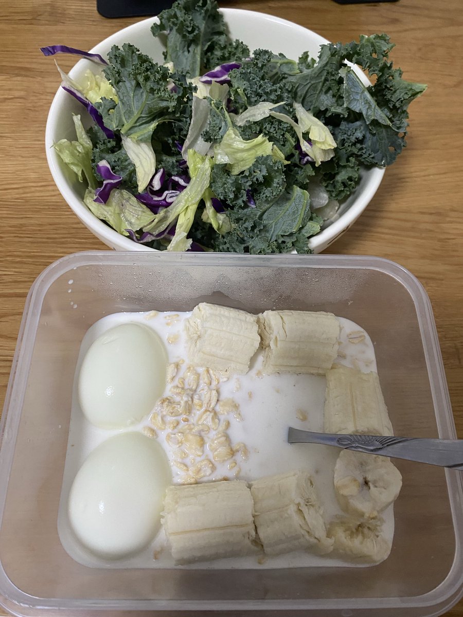 Scae321176's tweet photo. 早餐：燕麦牛奶香蕉���蛋+羽衣甘蓝罗马生菜紫甘蓝
话说这羽衣甘蓝确定是蔬菜对吧？不是什么绿化带里的某种植物吧？好难吃🫤 https://t.co/55OYhGjOV7