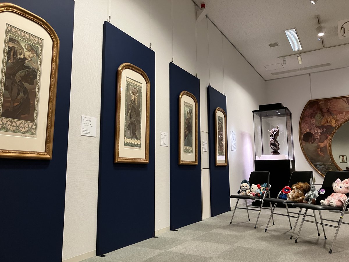 SakaiMuchaKan's tweet photo. 本日の #ぬいぐるみお泊まり会 の様子です。一緒に展示を見ているうちにみんなすっかり打ち解けたようで、それぞれどんなテーマの作品だと思うか話し合っているようです。 https://t.co/CPcD0pMori
