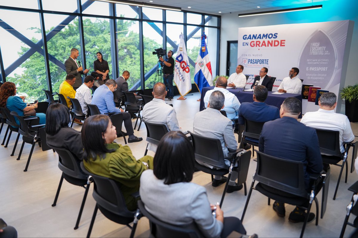 Pasaportesrd's tweet photo. ¡Buenas noticias!📰 

En un encuentro con la prensa, anunciamos medidas orientadas a facilitar el acceso de los ciudadanos al nuevo pasaporte electrónico dominicano. 

Ampliamos la cobertura nacional y reducimos significativamente los costos asociados al trámite, generando un ahorro estimado de RD$48 millones para los usuarios mediante la eliminación temporal del pago adicional por pérdida o deterioro del documento.

Esta disposición estará vigente para todas las citas de pasaporte electrónico programadas entre el 15 de junio a diciembre de 2026.